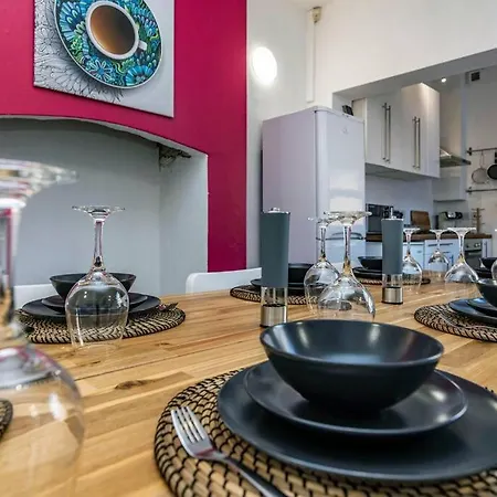 Spacious House With Four Bedrooms, Parking And Private Garden, Sleeps Up To 10 People Nottingham Exterior photo