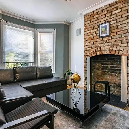 Spacious House With Four Bedrooms, Parking And Private Garden, Sleeps Up To 10 People Nottingham Exterior photo