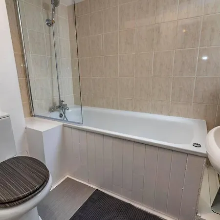 Spacious House With Four Bedrooms, Parking And Private Garden, Sleeps Up To 10 People Nottingham Exterior photo