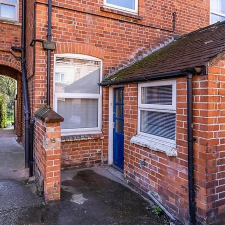 Spacious House With Four Bedrooms, Parking And Private Garden, Sleeps Up To 10 People Nottingham Exterior photo