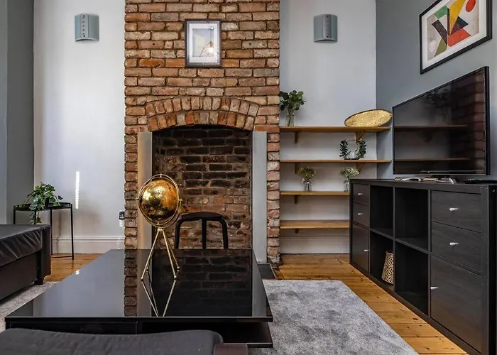 Spacious House With Four Bedrooms, Parking And Private Garden, Sleeps Up To 10 People