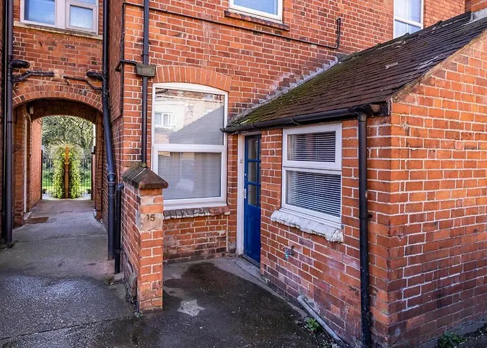 Spacious House With Four Bedrooms, Parking And Private Garden, Sleeps Up To 10 People