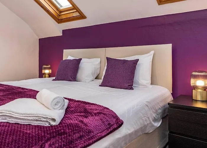 Spacious House With Four Bedrooms, Parking And Private Garden, Sleeps Up To 10 People
