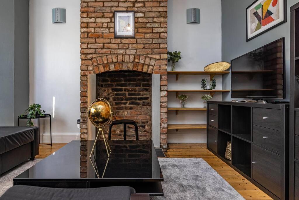 Villa Spacious House With Four Bedrooms, Parking And Private Garden, Sleeps Up To 10 People Nottingham